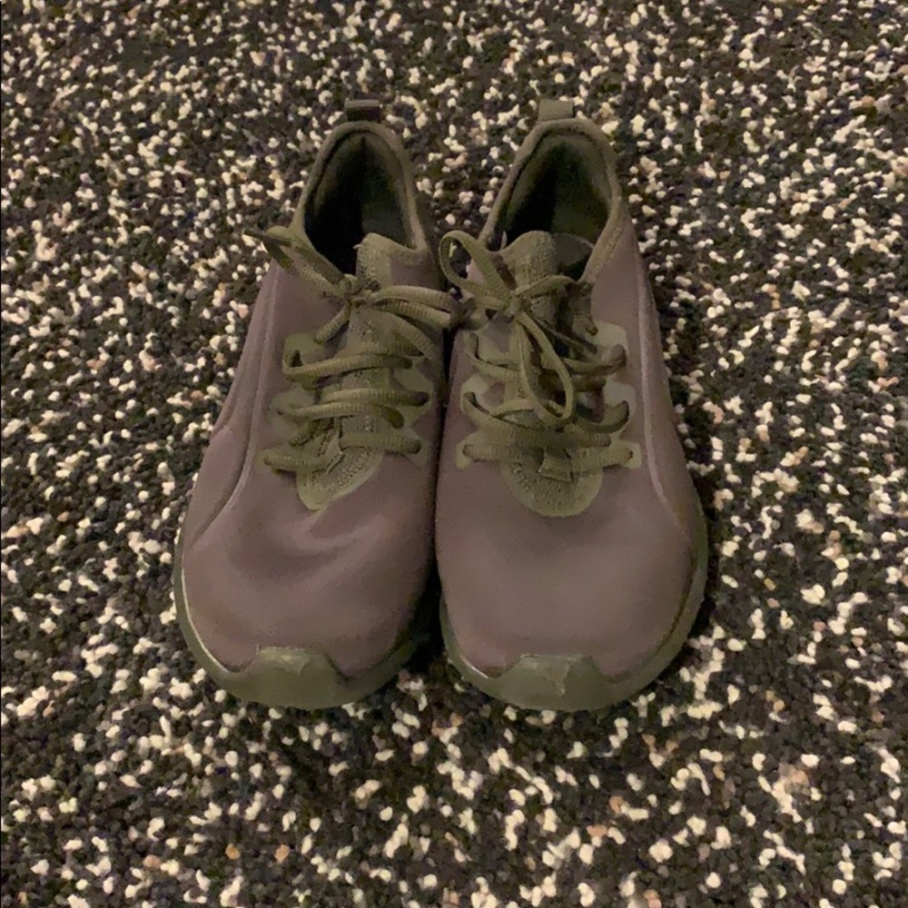 Puma sneakers with comfort foam.